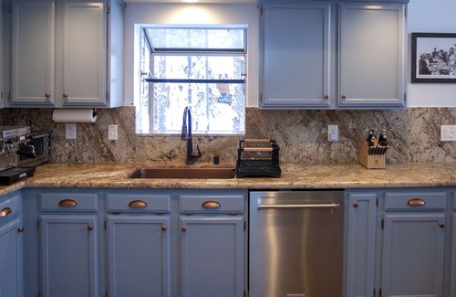 Truckee Cabin | Cozy Truckee cabin in Tahoe Donner with modern luxuries and e-vehicle charging