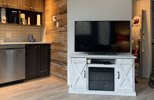Mont-Tremblant Pedestrian Village Condo | Cozy TRUE Ski In/Out Condo on Voyageur Ski Trail**Steps to MT Pedestrian Village