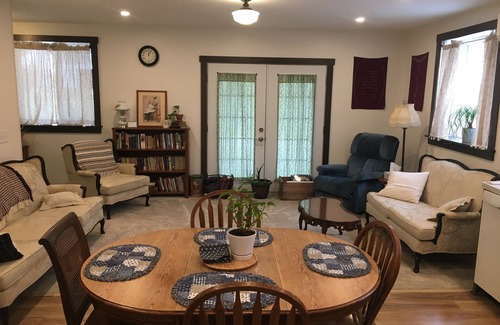 Bristolville House | Cozy two bedroom house close to Middlefield, and close to Route 80 and 422