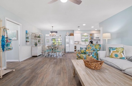 Laurel Cottage | Cozy two-bedroom cottage by Nokomis Beach. Sleep 8.