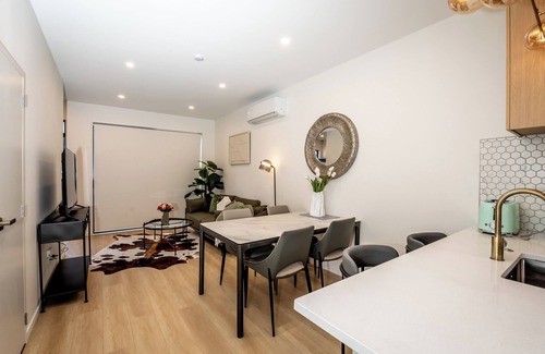Flat Bush House | Cozy Two- Bedroom Townhouse with garden Unit 17