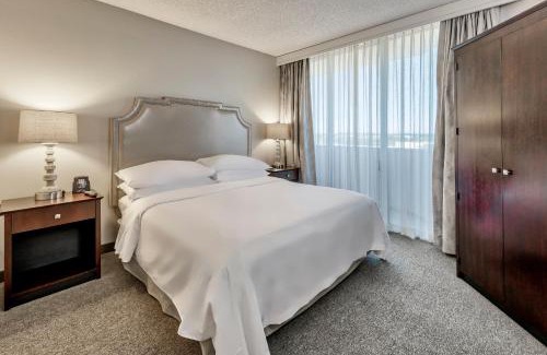 Boca Raton Apartment | Cozy Two Room Suite with Modern Touches and Pool