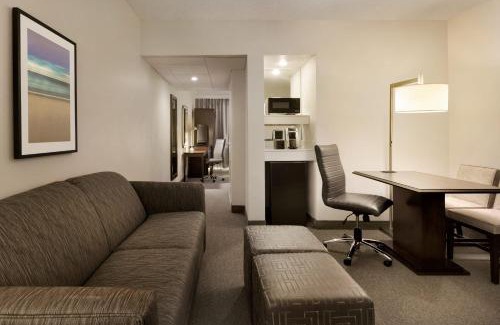 Boca Raton Apartment | Cozy Two Room Suite with Modern Touches and Pool