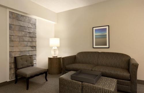 Boca Raton Apartment | Cozy Two Room Suite with Modern Touches and Pool