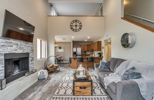Tucson House | Cozy, Unique, Clean Condo with pool, walking distance from Sabino Canyon Tours!