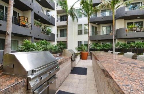 Del Rey Apartment | Cozy Unit Conveniently Located Pool View