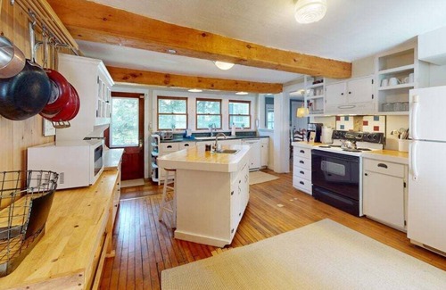 Bridgewater Corners House | Cozy Up Year-Round at The Ski Farm – Vermont's Historic Hideaway