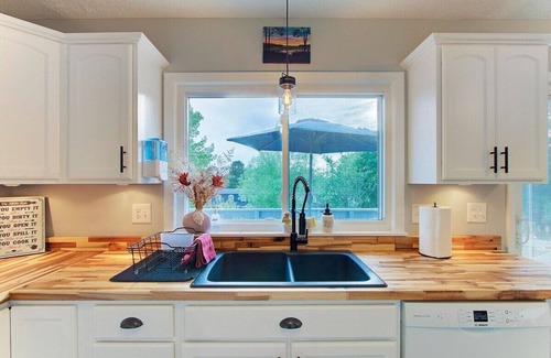 North Canton House | Cozy Updated Home W/Rec Room, Outdoor Bar & Patio