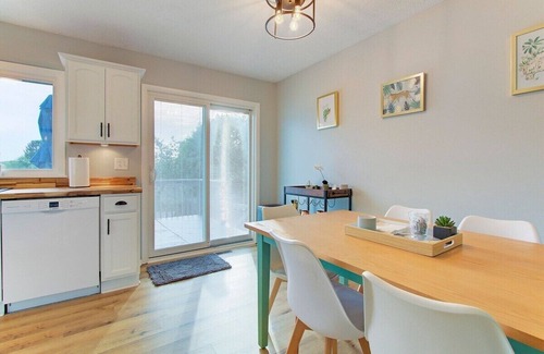 North Canton House | Cozy Updated Home W/Rec Room, Outdoor Bar & Patio