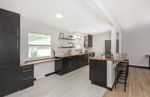 Willoughby Hills House | Cozy, updated modern bungalow near Downtown Willoughby