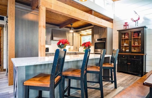 The Blue Mountains Ski Chalet | Cozy upgraded Chalet Hot Tubs Sauna Fireplace