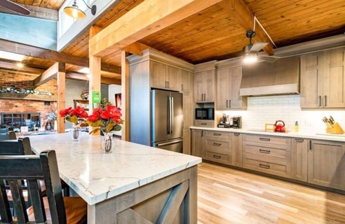 The Blue Mountains Ski Chalet | Cozy upgraded Chalet Hot Tubs Sauna Fireplace