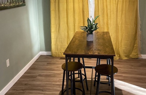 Knoxville House | Cozy Upstairs Home
