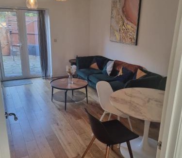 Dartford Apartment | Cozy urban retreat in 2-bed home