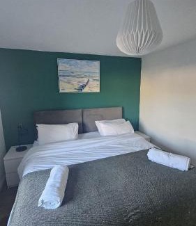 Dartford Apartment | Cozy urban retreat in 2-bed home