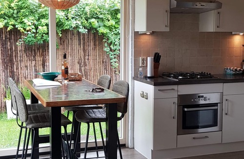 Herkingen Cottage | Cozy vacation cottage. Grevelingen beach Herkingen. North Sea beach at 20 minutes.