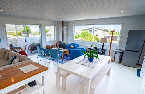 Betty's Bay House | Cozy vacation home with veranda and pool, 250 m from the sea and penguins!
