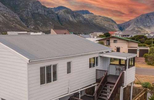 Betty's Bay House | Cozy vacation home with veranda and pool, 250 m from the sea and penguins!