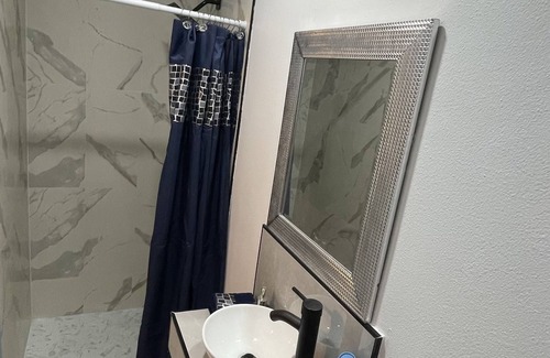 Regency Park Apartment | cozy Vacation rental 10 mins from beach
