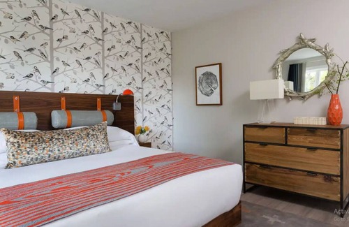 Stowe Area Hotel | Cozy Vermont Lodge Retreat in Stowe – Near Hiking, Breweries & Main Street