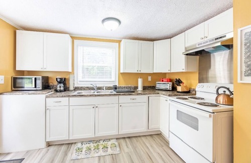 Carlisle House | Cozy, Very Private Beautiful, Cottage Housenn