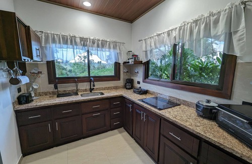 Monterrey Villa | Cozy villa with AC, jacuzzi, WiFi near La Fortuna and Arenal Volcano, Costa Rica