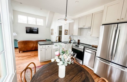 Old Village House | Cozy Village Inn- 5 min from beach!