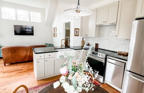 Old Village House | Cozy Village Inn- 5 min from beach!