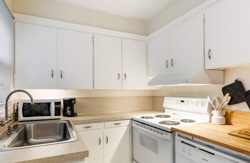 Richmond House | Cozy Vintage apartment above SE Clinton St