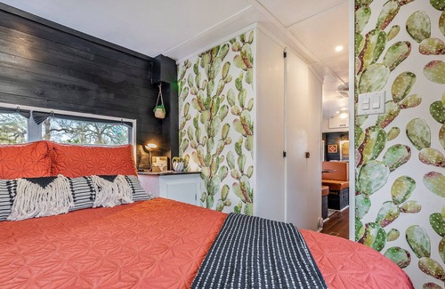 College Station House | Cozy Vintage Camper just 3 miles from Texas A&M