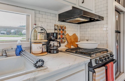 College Station House | Cozy Vintage Camper just 3 miles from Texas A&M