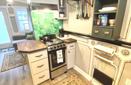 Lents Apartment | Cozy Vintage Pub Theme in a Semi-detached Apartment