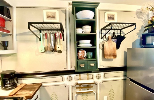 Lents Apartment | Cozy Vintage Pub Theme in a Semi-detached Apartment