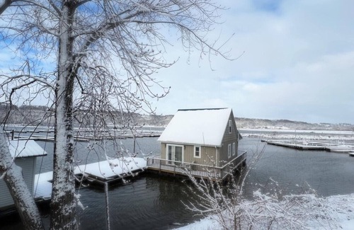 Sabula Boat Rental | Cozy Warm Winter "Nantucket" Cottage Getaway