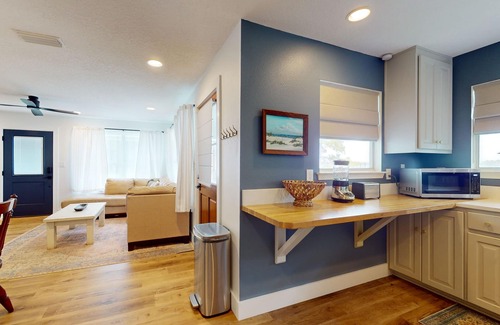 Fort Walton Beach House | Cozy waterfront cottage, pet friendly w deck and shared dock