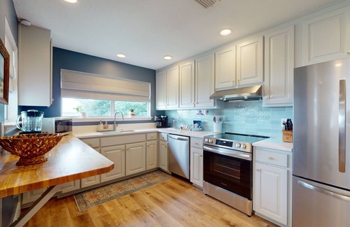 Fort Walton Beach House | Cozy waterfront cottage, pet friendly w deck and shared dock