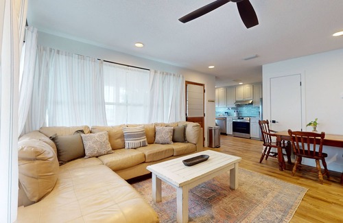 Fort Walton Beach House | Cozy waterfront cottage, pet friendly w deck and shared dock