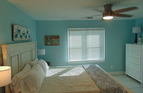 Cape Anne Cottage | Cozy waterfront remodeled beach cottage, just steps away from the Chesapeake Bay