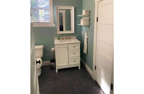 Tampa Cottage | Cozy West Tampa cottage 2 miles from RAY J!