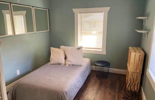 Tampa Cottage | Cozy West Tampa cottage 2 miles from RAY J!