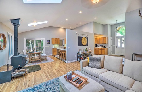 Whitehall House | Cozy Whitehall Hideaway w/Hot Tub + Chiminea!
