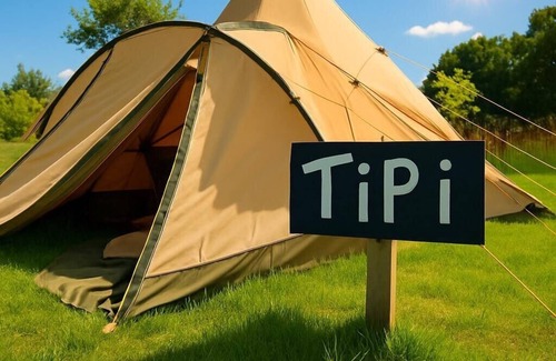 Dwyran Cabin | Cozy Wigwam with Heating & tv