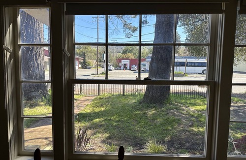 Boonville House | Cozy wine country home on 1 acre in town -walk to vineyards, restaurants, cafes