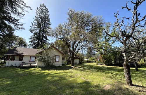 Boonville House | Cozy wine country home on 1 acre in town -walk to vineyards, restaurants, cafes