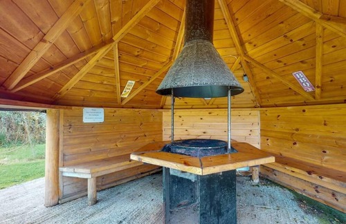 Dwyran Cabin | Cozy Winter Hot Tent With Log Burner, Tv & Hot tub