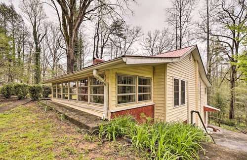 Brevard House | Cozy Wooded Retreat: 2 Mi to Dtwn Brevard!