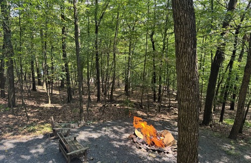 Cambra Cabin | Cozy Woodland Retreat with Outdoor Fire Pit and Hot Tub.
