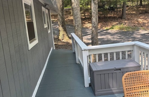 Cambra Cabin | Cozy Woodland Retreat with Outdoor Fire Pit and Hot Tub.