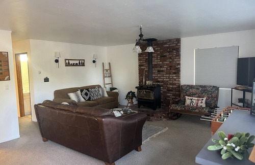 Wrightwood House | Cozy Wrightwood Home Away From Home-Walk to Town Near Mtn High Ski Resort