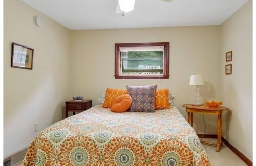 Litchfield Cottage | Cozy Year-round Lakefront 3 Bedroom 2 bath on Sand Pond with stunning view.
